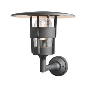 Freja Noir lampe d’extérieur De Konstsmide - La lampe diffuse une lumière agréable à travers les détails en verre et possède un large abat-jour qui protège des éléments, la rendant à la fois durable et fonctionnelle.