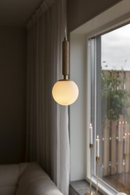 Torrano Ø15 Travertin beige lampe de fenêtre De Globen Lighting - La pierre est un matériau naturel, et la couleur et les nuances de son marbrure varient, créant un motif unique pour chaque pièce.