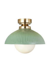Elliot Ø30 Vert plafonnier De Strömshaga - Son abat-jour en m&eacute;tal vert, orn&eacute; d'une texture rainur&eacute;e, s'harmonise parfaitement avec les d&eacute;tails effet laiton, conf&eacute;rant au luminaire une allure raffin&eacute;e.