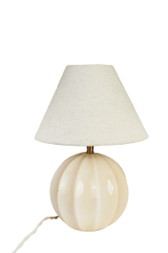 Marit 24cm Beige pied de lampe De Strömshaga - Marit est un &eacute;l&eacute;gant pied de lampe en verre beige aux formes douces et arrondies, orn&eacute; de d&eacute;tails d&eacute;coratifs qui lui conf&egrave;rent un style classique.