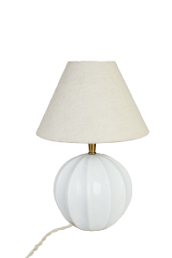 Marit 24cm Blanc pied de lampe De Strömshaga - Marit est un &eacute;l&eacute;gant pied de lampe en verre opale blanc, aux formes douces et arrondies, orn&eacute; de d&eacute;tails d&eacute;coratifs qui lui conf&egrave;rent un style classique.