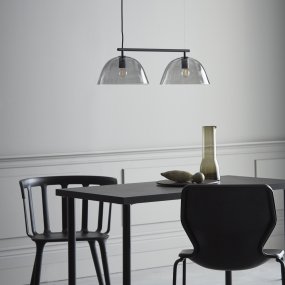Wendo 70cm Noir suspension De CO Bankeryd - Le plafonnier Wendo s'intègre parfaitement au-dessus des tables à manger rectangulaires, où la lampe fournit une bonne lumière tout en ajoutant du caractère à la pièce.