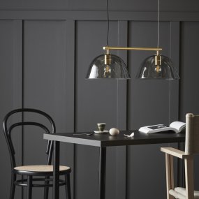 Wendo 70cm Laiton suspension De CO Bankeryd - Le plafonnier Wendo s'intègre parfaitement au-dessus des tables à manger rectangulaires, où la lampe fournit une bonne lumière tout en ajoutant du caractère à la pièce.