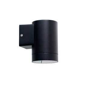 Stege Noir lampe d’extérieur De Dyberg Larsen - Fabriqué en aluminium et en plastique, il est durable et résistant et convient à une utilisation en extérieur.