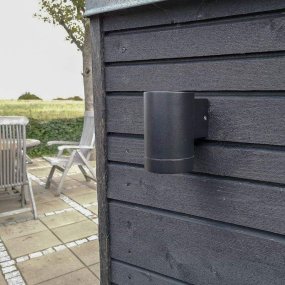 Stege Noir lampe d’extérieur De Dyberg Larsen - Fabriqué en aluminium et en plastique, il est durable et résistant et convient à une utilisation en extérieur.