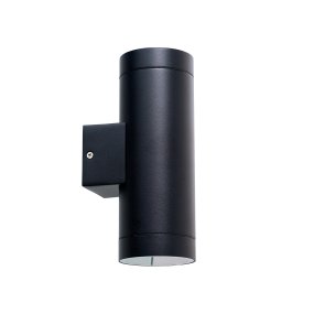 Stege Noir lampe d’extérieur De Dyberg Larsen - La lampe &eacute;met de la lumi&egrave;re vers le haut et vers le bas, cr&eacute;ant un &eacute;clairage efficace et atmosph&eacute;rique dans la pi&egrave;ce.