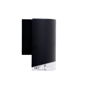 Ribe Noir lampe d’extérieur De Dyberg Larsen - L'applique murale d'extérieur Ribe Down en aluminium noir mat est un luminaire fonctionnel qui offre un bon éclairage extérieur malgré sa taille.