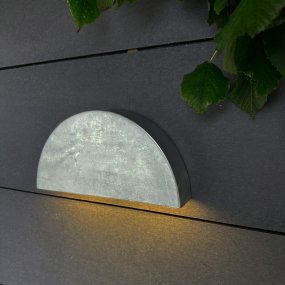 Scott Galvanisé lampe d’extérieur De Dyberg Larsen - L'applique murale d'extérieur Scott est un classique intemporel avec une belle lumière vers le bas, l'éclairage parfait pour les entrées, les balcons et les abris de voiture.