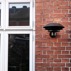 DL20 Noir lampe d’extérieur De Dyberg Larsen - La lampe est dotée de trois abat-jour emblématiques de différentes tailles qui diffusent une lumière magique et est fabriquée en acier inoxydable avec d'élégants abat-jour noirs mats.