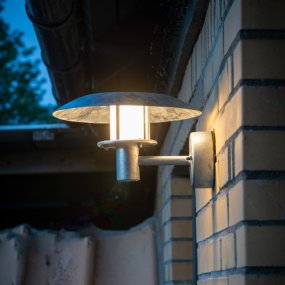 Randers Galvanisé lampe d’extérieur De Dyberg Larsen - L'acier galvanisé offre une longue durée de vie et l'abat-jour cylindrique givré autour de la source lumineuse fournit une lumière agréable et sans éblouissement.