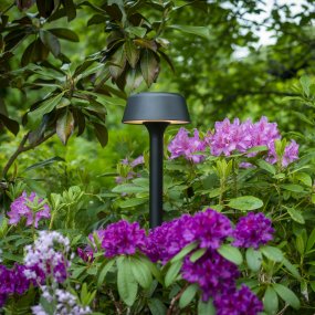 Valencia 80cm Noir bornes De Dyberg Larsen - Le design est élégant et moderne et la lumière tombe dans un cercle agréable autour de la lampe, créant une impression atmosphérique.