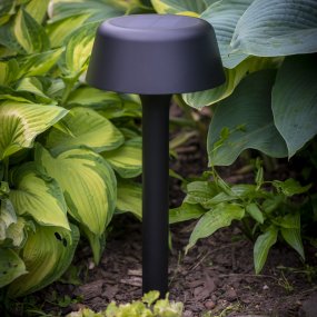 Valencia Noir lampe solaire De Dyberg Larsen - Grâce au piquet de terre situé sur le dessous, la lampe peut être facilement insérée dans le sol ou dans un pot.