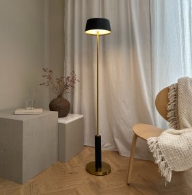 Yoyo LED 125cm Laiton portable De Dyberg Larsen - Med en bas och stomme i m&auml;ssings, kombinerat med en sk&auml;rm i borstad svart metall, blir Yoyo en elegant inredningsdetalj.