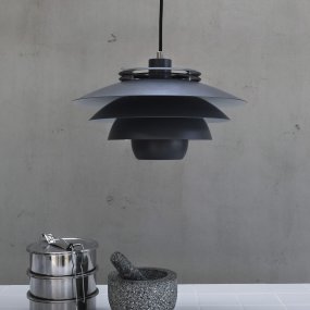 Ejka Ø38 Gris foncé suspension De Dyberg Larsen - La suspension Ejka est à la fois belle et fonctionnelle, émettant une lumière capable d'illuminer toute la pièce.