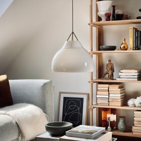 Pyra Ø30 Laiton suspension De Dyberg Larsen - Avec un diamètre de 29 cm et une hauteur de 30 cm, il s'intègre aussi bien dans les grandes que dans les petites pièces et le câble textile blanc de 3 mètres de long permet d'ajuster facilement la hauteur de suspension selon les besoins.