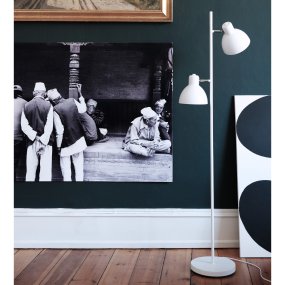 Skagen 2 Chrome lampadaire De Dyberg Larsen - Dyberg Larsen a développé un autre lampadaire dans la série Skagen, cette fois avec deux abat-jour pour un rendement lumineux encore meilleur.