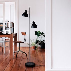 Skagen 2 Noir lampadaire De Dyberg Larsen - Dyberg Larsen a développé un autre lampadaire dans la série Skagen, cette fois avec deux abat-jour pour un rendement lumineux encore meilleur.