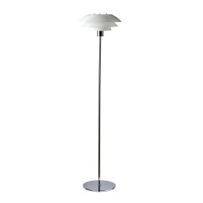 DL31 Chrome lampadaire De Dyberg Larsen - Maintenant avec une touche d&#39;originalit&eacute; : le nouvel abat-jour est en verre opale souffl&eacute; &agrave; la bouche, ce qui conf&egrave;re &agrave; chaque lampe un caract&egrave;re et un charme uniques.
