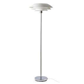 DL45 Blanc lampadaire De Dyberg Larsen - DL45 est con&ccedil;u pour &eacute;mettre une lumi&egrave;re douce et agr&eacute;able, parfaite pour cr&eacute;er une atmosph&egrave;re chaleureuse dans le salon ou l'espace de travail.