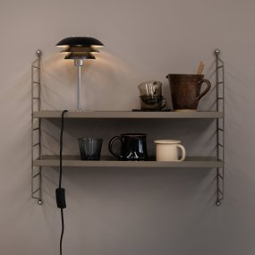 DL16 25cm Noir lampe de table De Dyberg Larsen - Les abat-jour sont en métal et la base est en chrome.