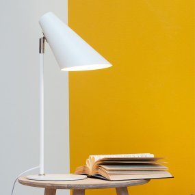 Cale 50cm Blanc lampe de bureau De Dyberg Larsen - Grâce à sa forme fine et élégante, Cale est facile à placer et s'intègre parfaitement aussi bien dans le bureau à domicile que dans la chambre.