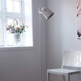 Oslo Blanc lampadaire De Dyberg Larsen - Avec son design simple, blanc mat et son abat-jour réglable, Oslo crée un point de lumière agréable qui s'intègre parfaitement dans le salon, à côté du fauteuil de lecture ou dans la chambre.
