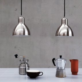 Skagen Ø16 Acier brossé suspension De Dyberg Larsen - La couleur blanche lumineuse et minimaliste le rend adapt&eacute; &agrave; une utilisation dans n'importe quelle pi&egrave;ce.