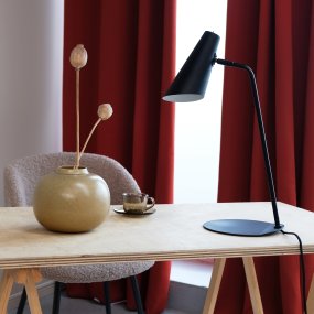 Noa 54cm Noir De Dyberg Larsen - Livré avec un câble textile noir de 1,6 m et le bouton d'alimentation est situé sur l'écran.