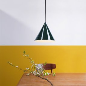 Ron Ø25 Vert foncé suspension De Dyberg Larsen - Il est idéal pour être suspendu au-dessus de la table à manger, de la table basse ou de plusieurs dessus.