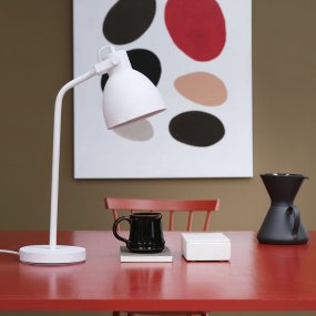 Coast 52cm Blanc lampe de bureau De Dyberg Larsen - Livré avec un câble textile blanc de 1,6 m de long avec interrupteur d'alimentation.