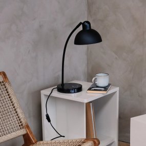 Eric 48cm Noir lampe de bureau De Dyberg Larsen - Découvrez l'élégante lampe de table Eric avec sa base en marbre unique et ses détails courbes qui lui donnent une expression sophistiquée.