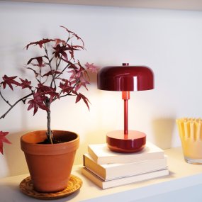 Haipot 25cm Rouge foncé portable De Dyberg Larsen - La lampe est parfaite pour une utilisation intérieure et extérieure et offre trois niveaux de lumière réglables.