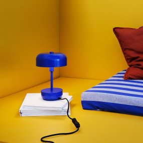 Haipot 25cm Bleu lampe de table De Dyberg Larsen - L'abat-jour ouvert crée un bel effet de lumière qui met en valeur la couleur de la base, créant un spectacle fascinant, surtout à la tombée de la nuit.