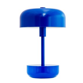 Haipot 25cm Bleu portable De Dyberg Larsen - La conception ouverte de l'abat-jour assure une belle réflexion de la lumière qui met en valeur la couleur de la base, et lorsque l'obscurité tombe, la lampe crée un jeu de lumière atmosphérique.