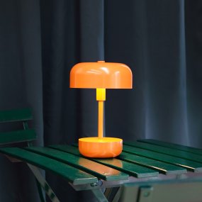 Haipot 25cm Orange portable De Dyberg Larsen - La lampe est parfaite pour une utilisation intérieure et extérieure et offre trois niveaux de lumière réglables.