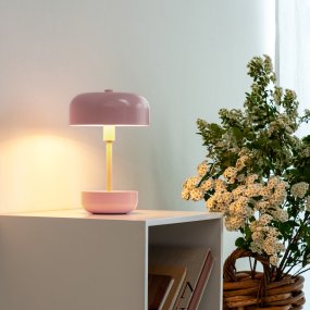 Haipot 25cm Rose portable De Dyberg Larsen - La lampe est parfaite pour une utilisation intérieure et extérieure et offre trois niveaux de lumière réglables.