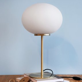 Queen 50cm Laiton lampe de table De Dyberg Larsen - Queen est une élégante lampe de table en métal avec une finition en laiton.