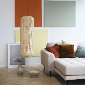 Boom Ø30 Nature suspension De Dyberg Larsen - Avec son motif tissé à la main, il ajoute une touche naturelle et légère à l'intérieur et est parfait pour créer une atmosphère chaleureuse.