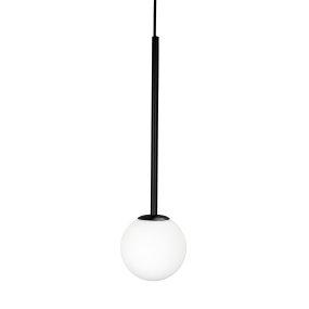 Otello Ø15 Opale suspension De Dyberg Larsen - La lampe peut être utilisée individuellement ou en groupe dans de nombreuses pièces, créant une atmosphère élégante et moderne.