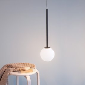 Otello Ø15 Opale suspension De Dyberg Larsen - La lampe peut être utilisée individuellement ou en groupe dans de nombreuses pièces, créant une atmosphère élégante et moderne.
