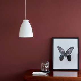 Milano Ø20 Blanc brillant suspension De Dyberg Larsen - Milano est la lampe qui trouve sa place partout où un design chic et élégant est requis.