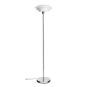 DL31 Blanc lampadaire De Dyberg Larsen - Le lampadaire est classique et &eacute;l&eacute;gant en blanc combin&eacute; avec du m&eacute;tal chrom&eacute;, parfait pour un coin sombre de la maison, &agrave; c&ocirc;t&eacute; du canap&eacute; ou comme d&eacute;tail d'ameublement &eacute;l&eacute;gant en soi.
