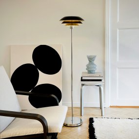 DL31 Noir lampadaire De Dyberg Larsen - Le lampadaire est classique et dramatique en noir combin&eacute; avec du m&eacute;tal chrom&eacute;, parfait pour un coin sombre de la maison, &agrave; c&ocirc;t&eacute; du canap&eacute; ou comme un d&eacute;tail d'ameublement &eacute;l&eacute;gant &agrave; part enti&egrave;re.
