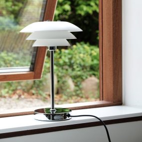 DL20 30cm Blanc lampe de table De Dyberg Larsen - La lampe de table DL20 avec base en m&eacute;tal chrom&eacute; et abat-jour en m&eacute;tal blanc est une lampe &eacute;l&eacute;gante qui s'int&egrave;gre parfaitement.