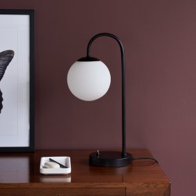 Café Paris 46cm Noir lampe de table De Dyberg Larsen - Avec un abat-jour en verre opale et une base en métal, il allie un style moderne à une atmosphère chaleureuse et accueillante.