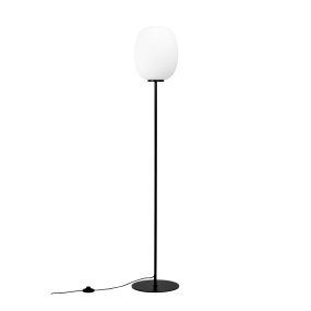 DL39 Noir De Dyberg Larsen - Le lampadaire a sa propre expression, avec la base en métal noir contrastant avec le verre opale.