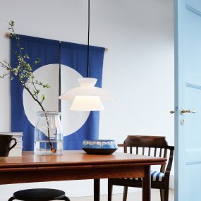 Valby Ø38 Opale suspension De Dyberg Larsen - Le plafonnier Valby Opal est livré avec un câble textile noir de 3 m de long, qui vous donne la possibilité de suspendre la lampe.