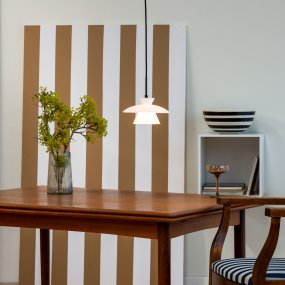 Valby Ø20 Opale suspension De Dyberg Larsen - Le plafonnier Valby Opal est livré avec un câble textile noir de 3 m de long, qui vous donne la possibilité de suspendre la lampe.