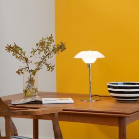 Bergen 38cm Opale lampe de table De Dyberg Larsen - Livré avec un câble textile noir de 1,6 m de long et un interrupteur d'alimentation.