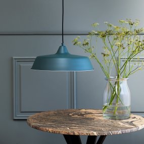 Raw Ø40 Vert foncé suspension De Dyberg Larsen - La suspension « Raw » est un plafonnier moderne et élégant en métal avec un design charmant.